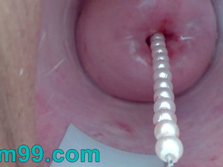 Cervix jāšanās spēlē inserting a japānieši vibrātors.