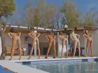 Siete desnudo niñas como un armada vid