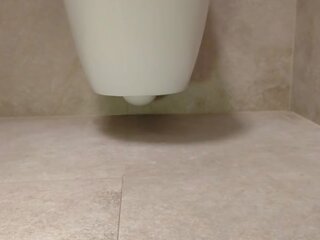 Lockande fötter i den toalett
