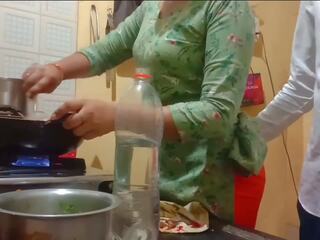 อินเดีย ร้อน เมีย ได้ ระยำ ในขณะที่ cooking ใน ครัว | xhamster