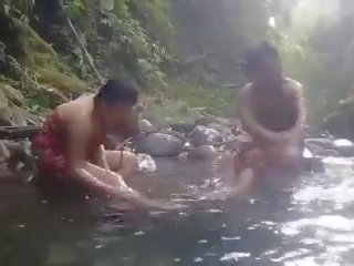 Bonita niñas teniendo bañera al aire libre, gratis porno 6d