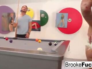 Brooke nhãn hiệu lượt sự quyến rủ bida với vans quả bóng