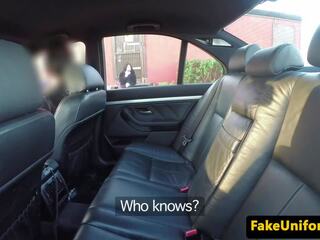 Pulled rinnakas uk mängufilm analized sisse politsei auto