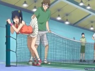 Une sexuellement éveillé tennis pratique