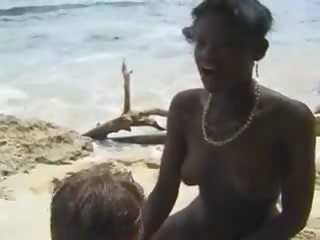 毛茸茸 非洲的 孩兒 他媽的 歐元 lad 在 該 海灘