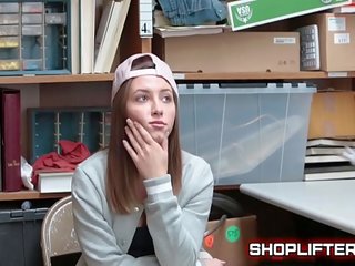 Młody terrified shoplifting kochanie dostaje złapany