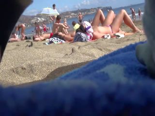 Spioneri på stor strand flickor